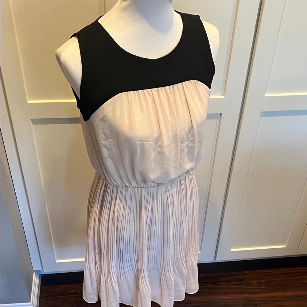 Urban Outfitters Black and Cream Pleated Dress Size 6 - Picture 10 of 10